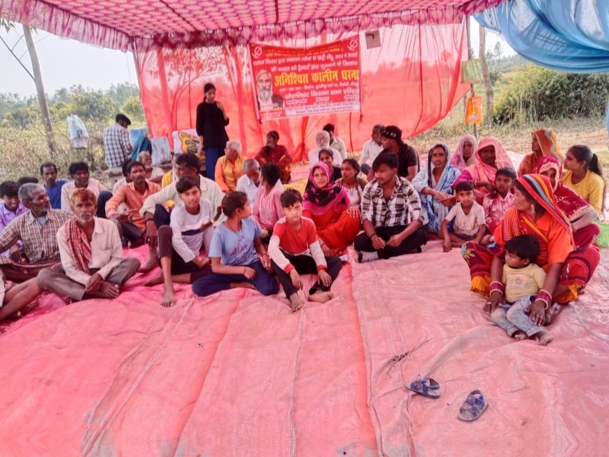 Sitapur : हिण्डौरा में प्रशासन द्वारा फसल जोतने के विरोध में डॉ. संदीप पाण्डेय अनिश्चितकालीन धरने पर