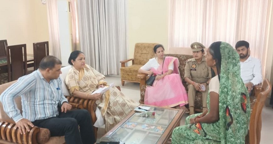 सम्भल में महिला आयोग की सदस्य अवनी सिंह ने की जनसुनवाई, घरेलू हिंसा के मामलों पर त्वरित कार्रवाई के निर्देश।