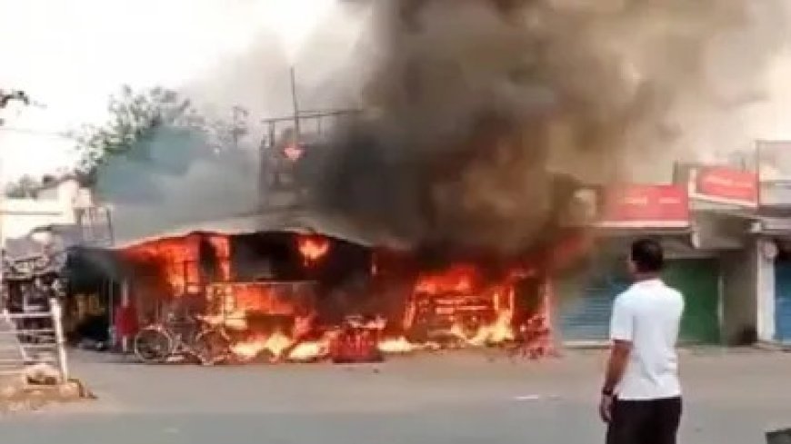 ओडिशा के अंगुल में गैस सिलेंडर फटने से भीषण आग, 10 से अधिक दुकानें जलकर राख।