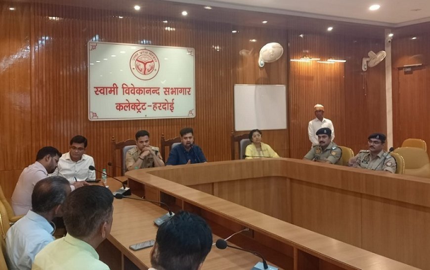 Hardoi: गैस सिलेंडर की कालाबाजारी पर सख्त चेतावनी, डीएम अनुनय झा ने एजेंसी प्रतिनिधियों को दिए कड़े निर्देश।