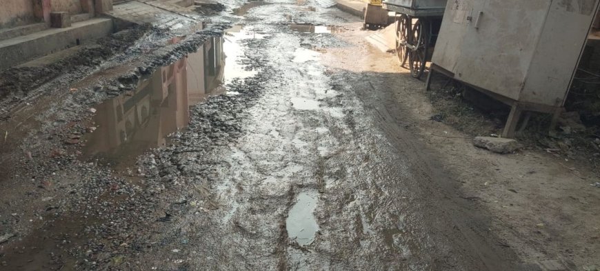 Gonda : गोंडा में पेयजल परियोजना दो साल से अधर में, न सड़कें ठीक न गांवों तक पहुंचा पानी