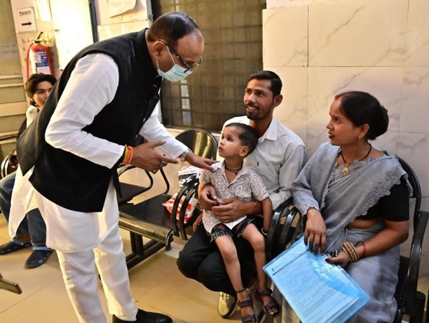 Lucknow: चिनहट सीएचसी में गंदगी पर भड़के डिप्टी सीएम, नोटिस व एक हफ्ते का भुगतान काटने के दिए निर्देश। 