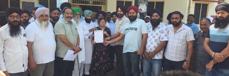 Bajpur: किसानों ने पांच सूत्रीय ज्ञापन मुख्यमंत्री को संबोधित एसडीएम  अमृत शर्मा को सौंपा।