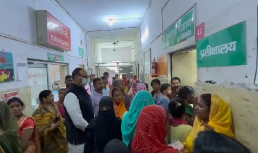 Lucknow: चिनहट सीएचसी में गंदगी पर भड़के डिप्टी सीएम: मास्क लगाकर मरीजों की कतार में खड़े हुए डिप्टी सीएम ब्रजेश पाठक। 