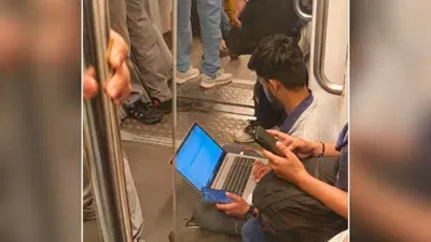 दिल्ली मेट्रो के फर्श पर काम करने को मजबूर कर्मचारी: मैनेजर के एक फोन ने सार्वजनिक परिवहन को बना दिया ऑफिस।