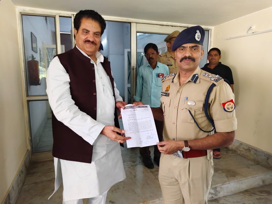 Sambhal : ईद पर नमाज़ियों पर हेलीकॉप्टर से पुष्प वर्षा की मांग, सपा नेता डीआईजी से मिले