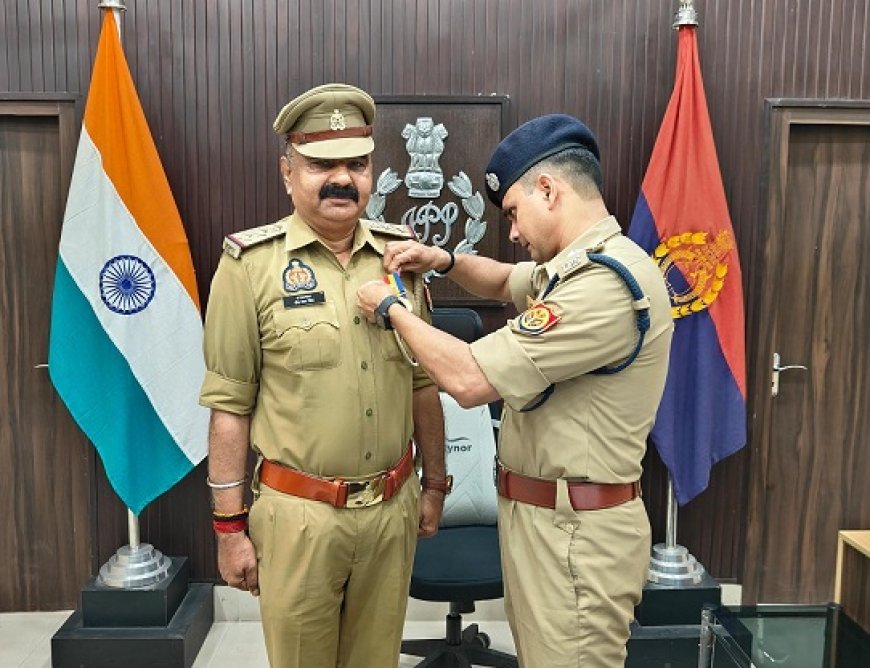 Hardoi: उत्कृष्ट सेवा पदक से सम्मानित हुए निरीक्षक शेष नाथ सिंह।