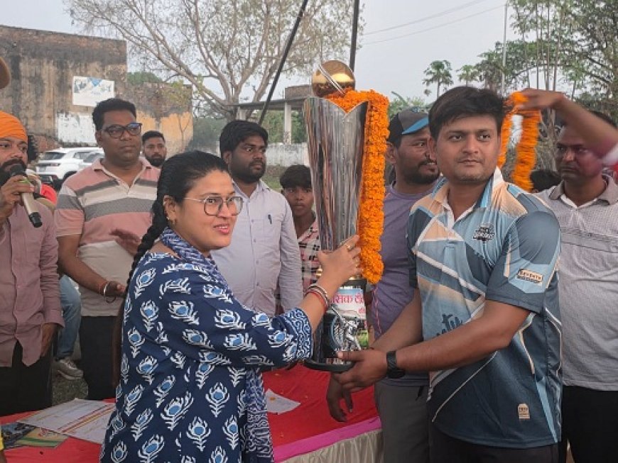 Ballia: भाजपा नेत्री स्मृति सिंह ने बेसिक शिक्षक क्रिकेट प्रतियोगिता का शुभ आरम्भ रतसर इंटर कॉलेज में किया।