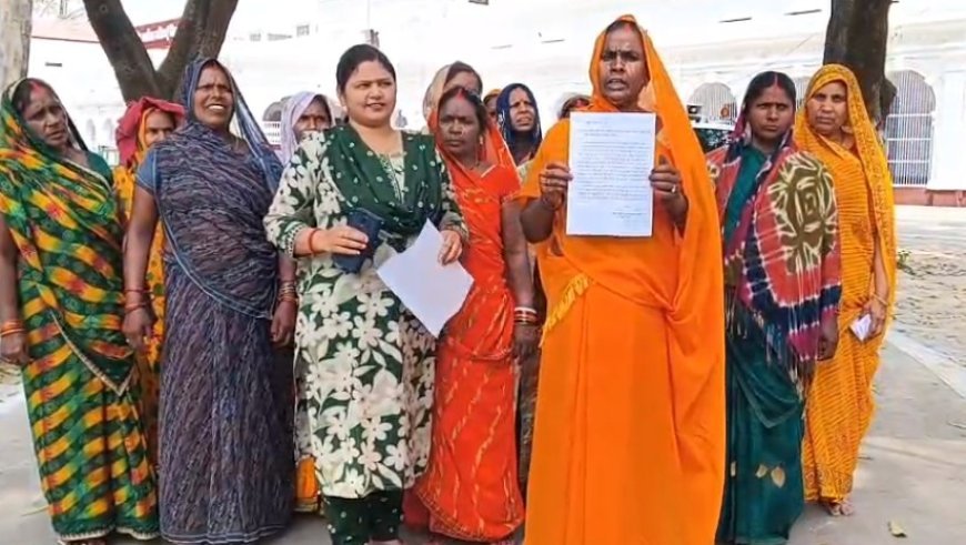 Ballia: कच्ची शराब को लेकर महिलाओं का प्रदर्शन,पुलिस पर लगाया वसूली का आरोप।