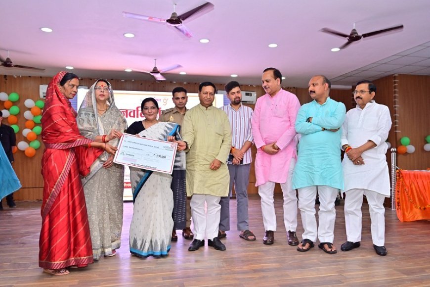 Hardoi: हरदोई में ‘नवनिर्माण के 9 वर्ष’ पर भव्य आयोजन, विकास कार्यों और योजनाओं की झलक के साथ लाभार्थियों का सम्मान। 
