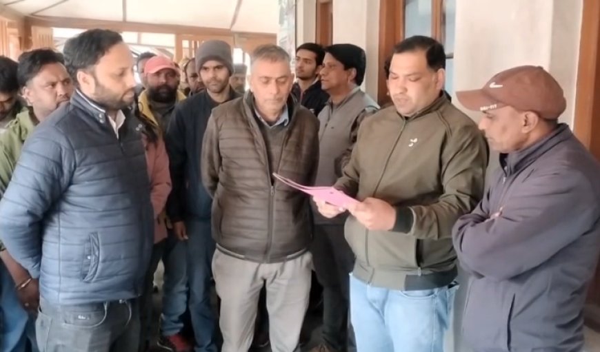 Mussoorie : भाजपा मंडल अध्यक्ष पर अधिशासी अभियंता के साथ अभद्र व्यवहार का आरोप, कर्मचारियों का विरोध, माफी के बाद मामला शांत