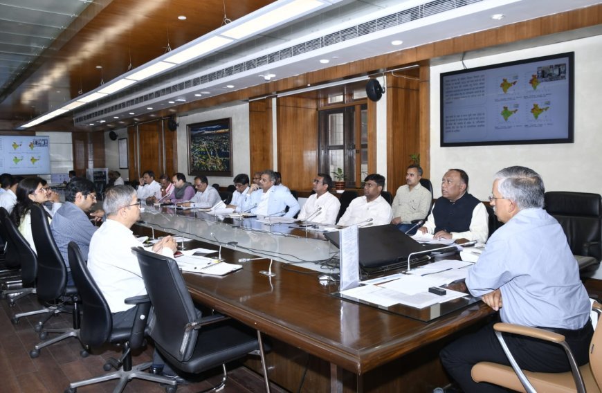 Lucknow : वीडियो कॉन्फ्रेन्सिंग के माध्यम से सभी मण्डलायुक्तों एवं जिलाधिकारियों के साथ साप्ताहिक समीक्षा बैठक सम्पन्न