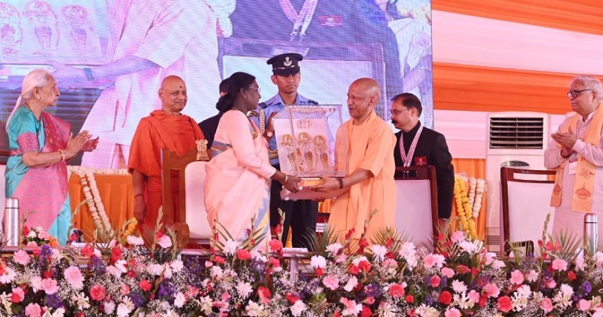 Ayodhya: चैत्र नवरात्रि पर राष्ट्रपति द्रौपदी मुर्मु ने अयोध्या में श्रीराम यंत्र की कराई प्रतिष्ठापना, रामलला के चरणों में अर्पित की श्रद्धा। 