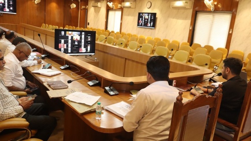 Hardoi: जिलाधिकारी की अध्यक्षता में साल के प्रथम संचारी रोग अभियान की जिला टास्क फ़ोर्स बैठक संपन्न, ज़ूम के माध्यम से मिले कड़े निर्देश।