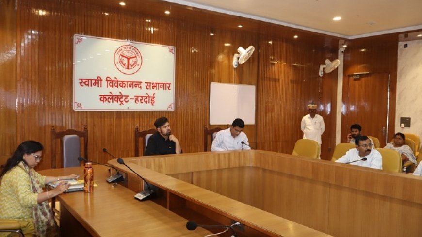 Hardoi: 15वें वित्त आयोग के कार्यों में तेजी के निर्देश, डीएम अनुनय झा ने प्रस्तावों को दी स्वीकृति। 