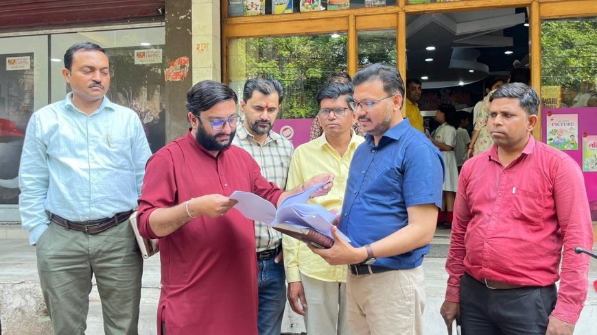 Agra : निजी स्कूल और प्राइवेट किताबों के गठजोड़ के खिलाफ पापा संस्था का जोरदार प्रदर्शन 