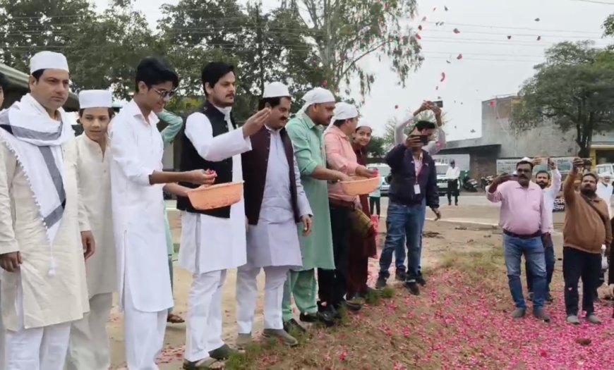 Sambhal : हेलीकॉप्टर नहीं मिला तो जमीन से बरसी फूलों की बारिश, सपा नेताओं ने प्रशासन पर कसा तंज