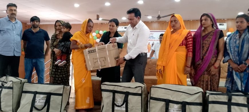 Hardoi : 9 वर्ष पूर्ण होने पर उद्योग विभाग ने युवाओं को स्वरोजगार योजनाओं की जानकारी दी