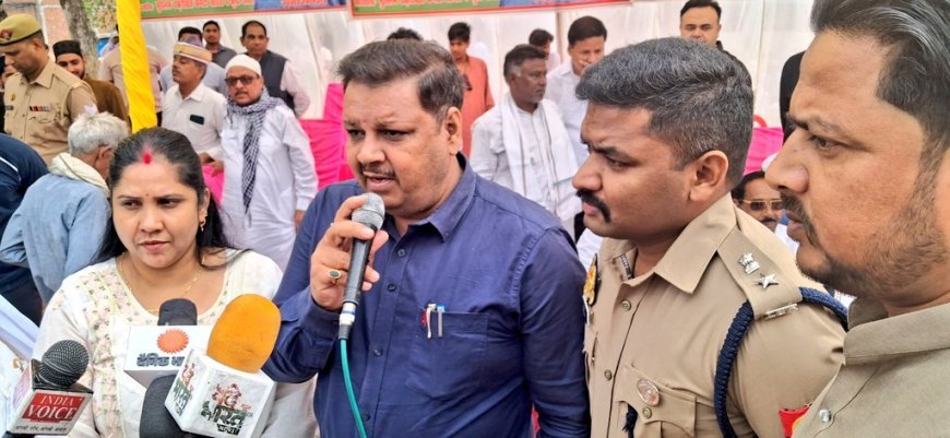 Amethi : जिलाधिकारी और पुलिस अधीक्षक ने जायस में ईद की नमाज की व्यवस्था देखी, शांति और भाईचारे की अपील की