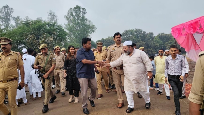 Sitapur : ईद-उल-फितर हर्षोल्लास के साथ मनाई गई, नमाज के बाद अमन-भाईचारे की दुआ मांगी