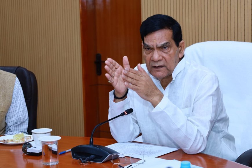 Lucknow : नगरीय निकायों में लघु उद्योगों को बढ़ावा देने हेतु नगर विकास एवं ऊर्जा मंत्री ए के शर्मा ने संगम सभागार में की बैठक