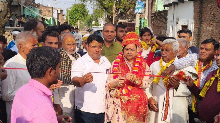 Hathras : कपूरा गांव में मां काली की भव्य शोभायात्रा निकली, पूरा गांव भक्ति में डूबा