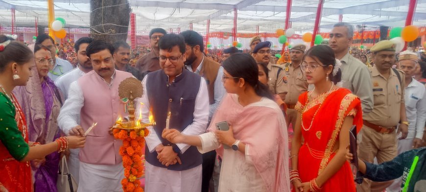 Hardoi : स्वयं सहायता समूह की महिलाओं को मिलीं सिलाई मशीनें, नितिन अग्रवाल ने किया सरस मेले का उद्घाटन