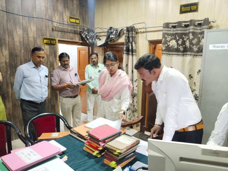 Hardoi : टोडरपुर ब्लॉक का मुख्य विकास अधिकारी सान्या छाबड़ा ने किया औचक निरीक्षण, लापरवाही पर कर्मचारी को नोटिस