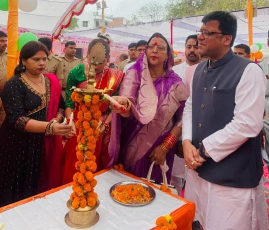 Hardoi : गांधी मैदान में सरस मेला आयोजित, महिलाओं को बांटी सिलाई मशीनें