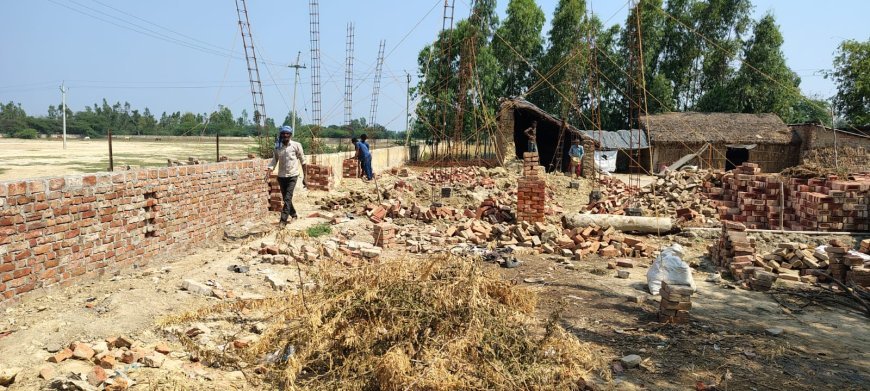 Hardoi : ग्राम समाज की जमीन पर अवैध कब्जा कर निर्माण कराने का आरोप, प्रधान- लेखपाल की सरपरस्ती में हो रहा अवैध कार्य