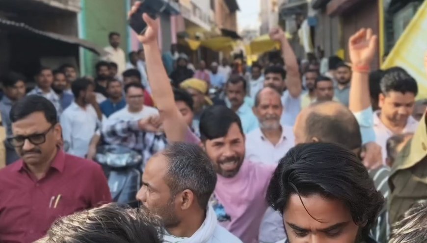 Barabanki : खाद्य विभाग की छापेमारी के विरोध में बाराबंकी के व्यापारी उतरे सड़कों पर, गल्ला मंडी में दुकानें बंद कर किया प्रदर्शन