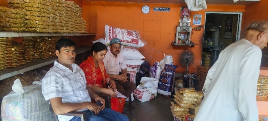 Hathras : नवरात्रि में खाद्य विभाग की बड़ी कार्रवाई, दुकानों से लिए गए नमूने और कमियां मिलने पर नोटिस जारी