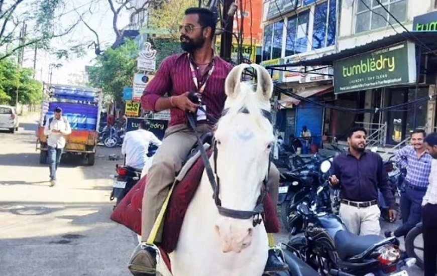 देवास में पेट्रोल का संकट: बुलेट छोड़ घोड़े पर सवार होकर बैंक ड्यूटी पहुंचे गोपाल ठाकुर।