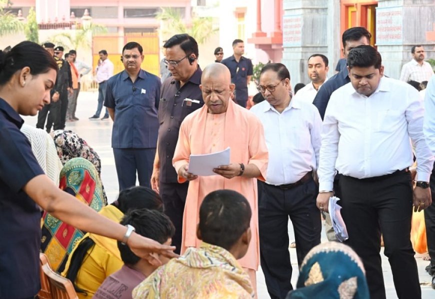 गोरखनाथ मंदिर में जनता दर्शन: सीएम योगी ने 200 लोगों की सुनी फरियाद, त्वरित समाधान के दिए निर्देश।