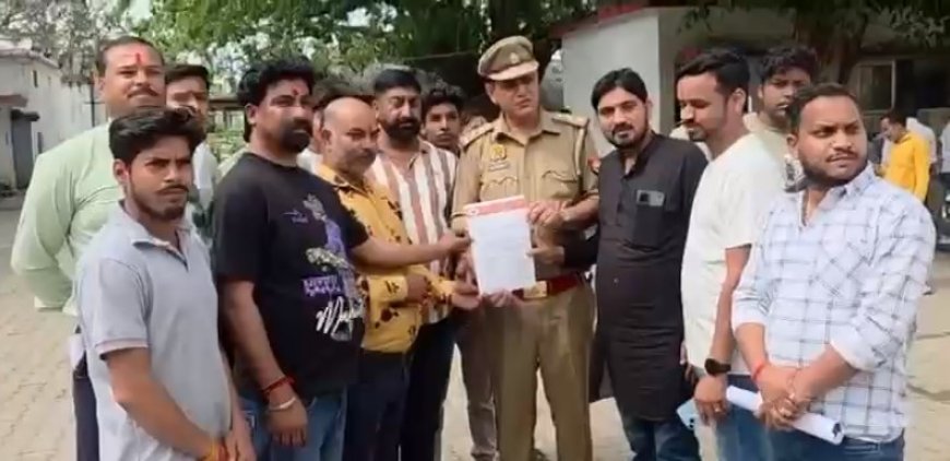 Hardoi: विश्व हिंदू परिषद ने सपा नेता पर की कड़ी कार्रवाई की मांग, कोतवाली में दी तहरीर।