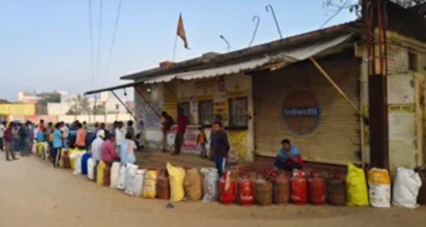 Kushinagar : कुशीनगर में रसोई गैस की भारी किल्लत, एजेंसी पर हंगामा और खुलेआम कालाबाजारी से उपभोक्ता परेशान