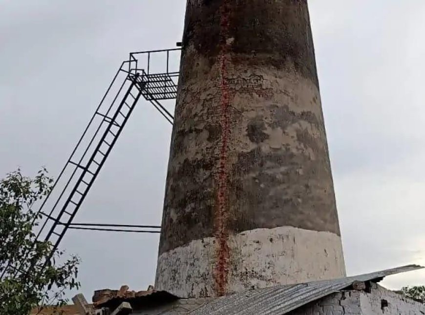 Sitapur : ईंट भट्ठे पर गिरी आकाशीय बिजली, चिमनी को पहुंचा नुकसान और टला बड़ा हादसा