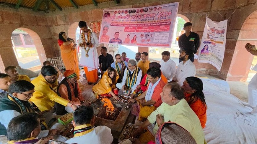 Pilibhit: माधोटांडा स्थित गोमती नदी के उद्गम तट पर वन मंत्री अरुण कुमार  ने गोमती दर्शन यात्रा का हवन पूजन कर किया श्रीगणेश। 