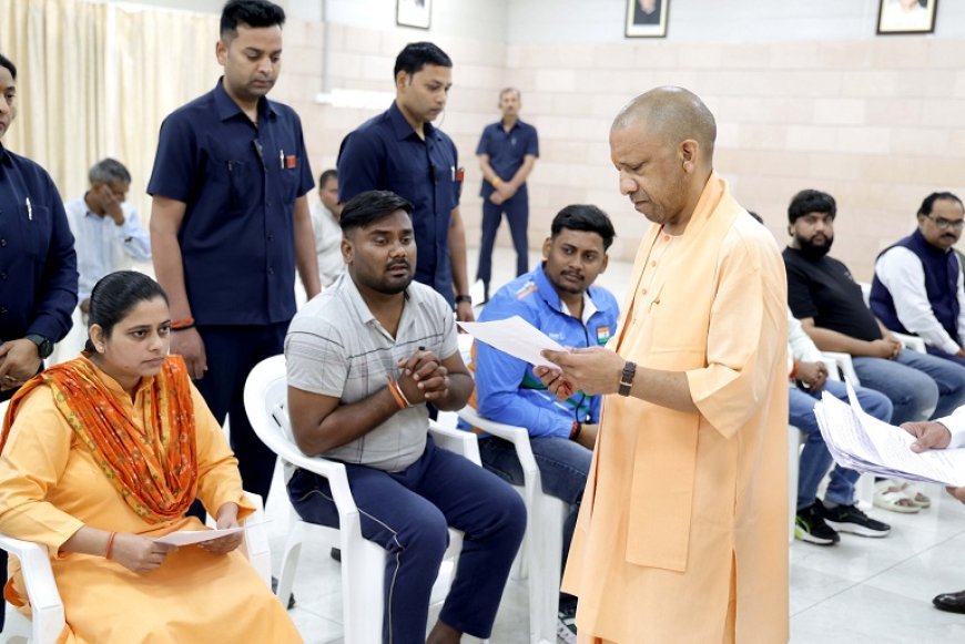Lucknow: जनता दर्शन- सीएम योगी ने जन समस्याओं का लिया संज्ञान, एक-एक फरियादी से खुद मिले मुख्यमंत्री। 
