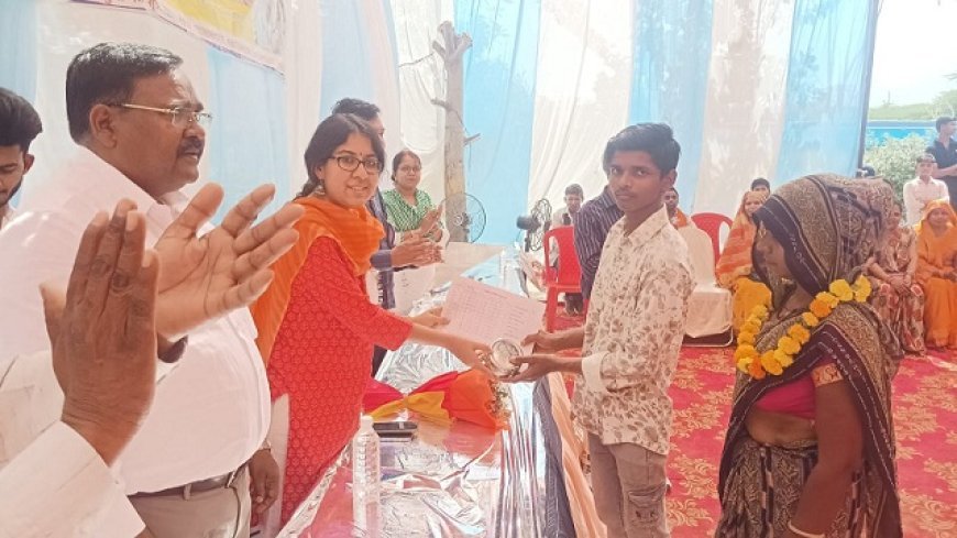 Hardoi: शिक्षा और सम्मान का संगम: सुन्दरपुर विद्यालय में वार्षिकोत्सव में चमके नन्हे सितारे। 