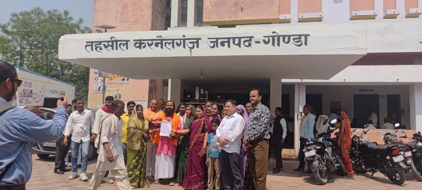 Gonda : गैस एजेंसी पर अवैध वसूली और कालाबाजारी का आरोप, उपभोक्ताओं ने किया प्रदर्शन