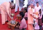 Varanasi: सीएम योगी आदित्यनाथ ने ‘स्कूल चलो’ अभियान में बच्चों को परोसा मिड-डे मील, बैग-पुस्तकें बांटकर बढ़ाया उत्साह। 