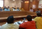 Hardoi: जिलाधिकारी ने की चकबंदी कार्यों की समीक्षा, लंबित मामलों के शीघ्र निस्तारण के निर्देश।