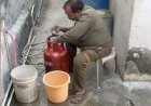गैस सिलेंडर से गैस के बजाय निकल रहा है पानी: सोशल मीडिया पर वीडियो वायरल होने के बाद उपभोक्ताओं में मचा हड़कंप।