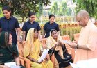 Gorakhpur: जनता दर्शन में मुख्यमंत्री ने सुनीं 200 लोगों की समस्याएं, अधिकारियों को दिए निस्तारण के निर्देश। 