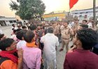 Sitapur : तंबौर थाने पर बजरंग दल का बड़ा प्रदर्शन, पुलिस के आश्वासन और माफी के बाद समाप्त हुआ धरना