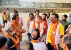 Varanasi : महापौर ने सड़क पर कचरा फेंक रही युवती को टोका, जनप्रतिनिधियों ने झाड़ू लगाकर दिया स्वच्छता का संदेश