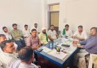 Hapur : खाद और कीटनाशक विक्रेताओं की मनमानी के खिलाफ किसानों का प्रदर्शन, जांच के आदेश