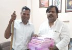 Sitapur : समाजसेवी सागर गुप्ता ने दिव्यांग की बेटी को किताबें भेंट कर शिक्षा के प्रति किया प्रोत्साहित