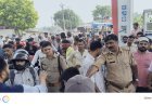 Lakhimpur- Kheri : धौरहरा में पेट्रोल पंपों पर उमड़ी भीड़, क्षेत्राधिकारी ने खुद मोर्चा संभालकर कराया तेल वितरण